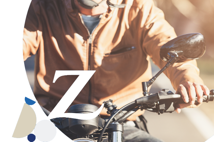 primer plano del cuerpo de un hombre en una moto custom