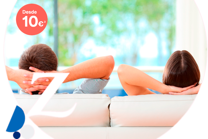 pareja relajada en el sofá con las manos apoyadas en la cabeza