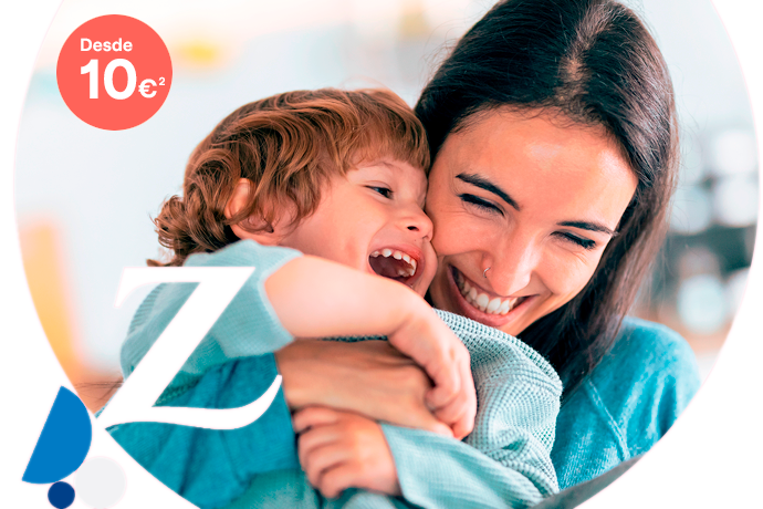 madre abrazando a niño de forma divertida