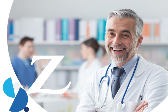 primer plano de un médico sonriente con dos compañeros de fondo