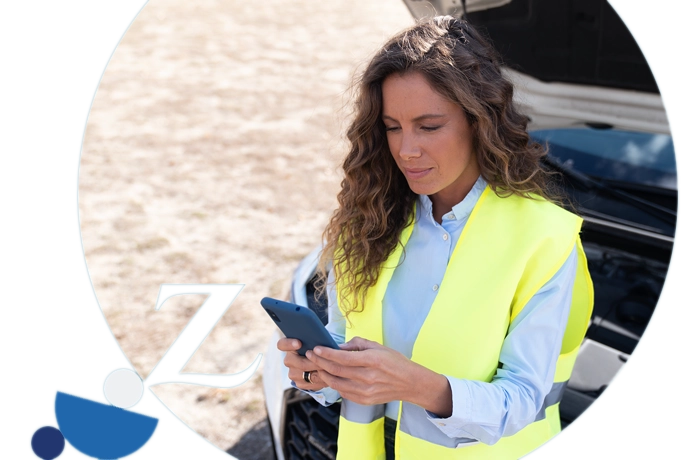 Laura Madrueño haciendo gestiones con el móvil al lado de un coche