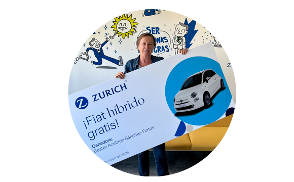ganadora mostrando un cartel del premio: un coche híbrido