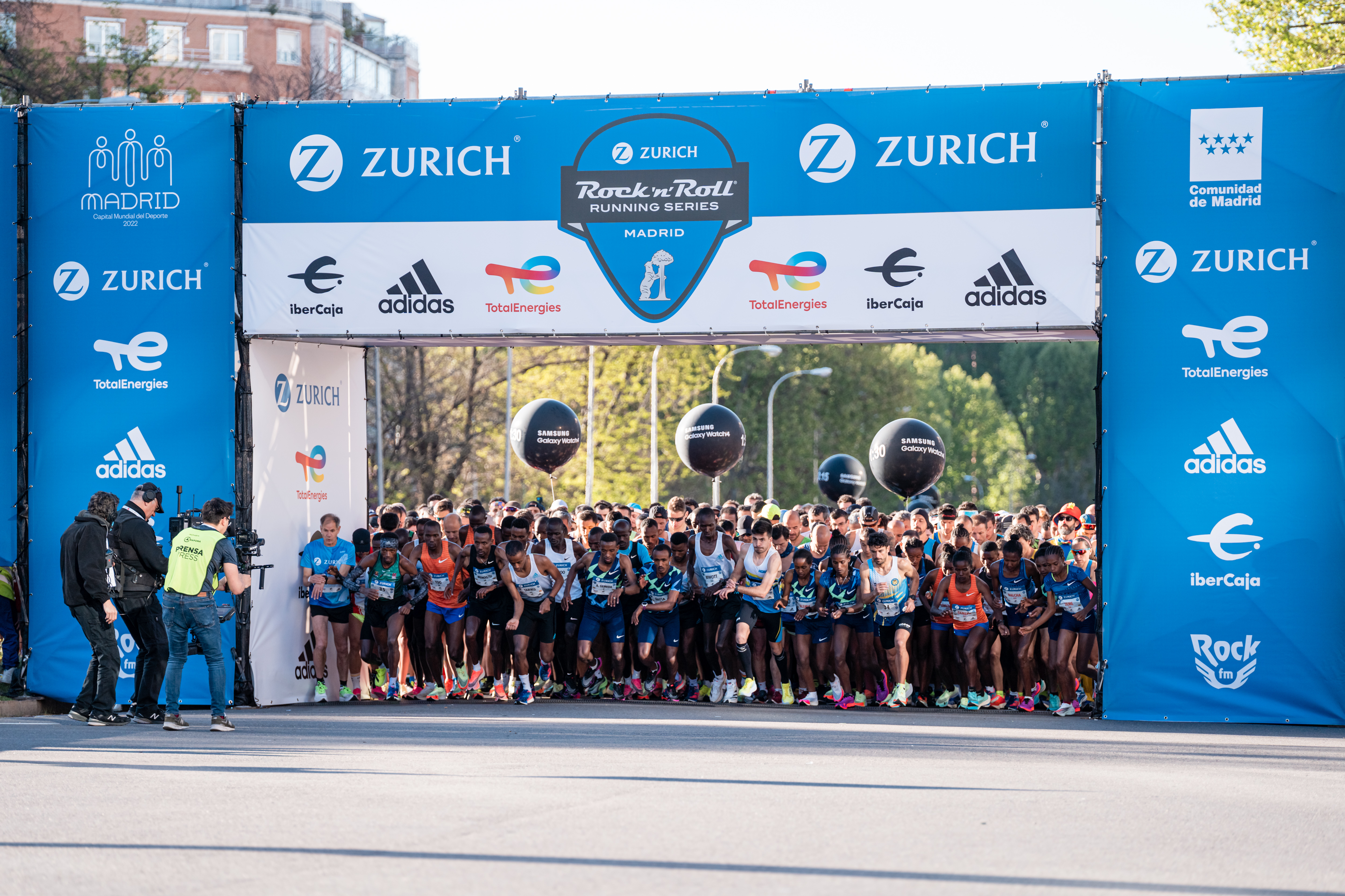 participantes en la línea de salida de la carrera