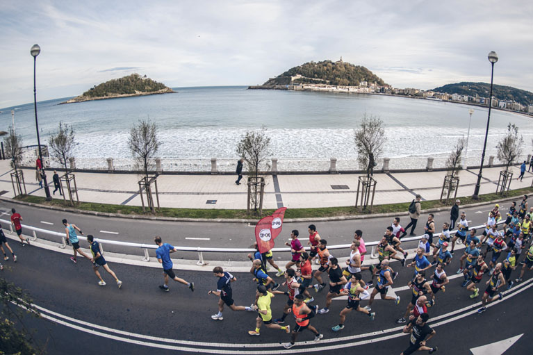 participantes de la carrera en su paso por La Concha