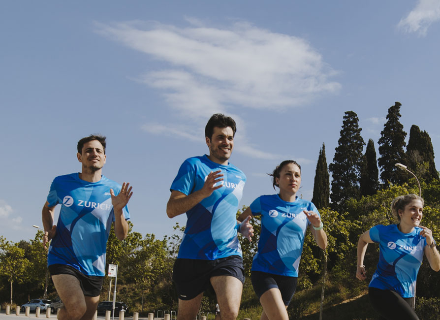 personas corriendo con una camiseta Zurich