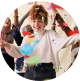 alegre chica en un ambiente festivo