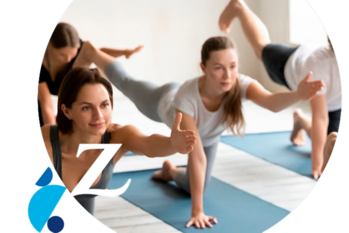 gente en una clase de yoga