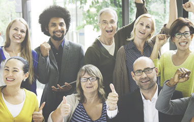 grupo de personas de diversas edades levantando el pulgar